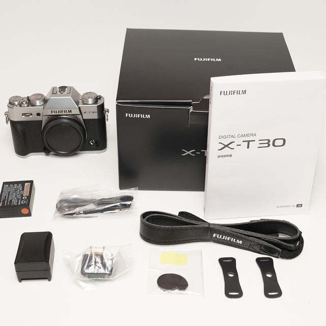 富士フイルム(フジフイルム)のブジフィルム X-T30 メーカー保証付き スマホ/家電/カメラのカメラ(ミラーレス一眼)の商品写真