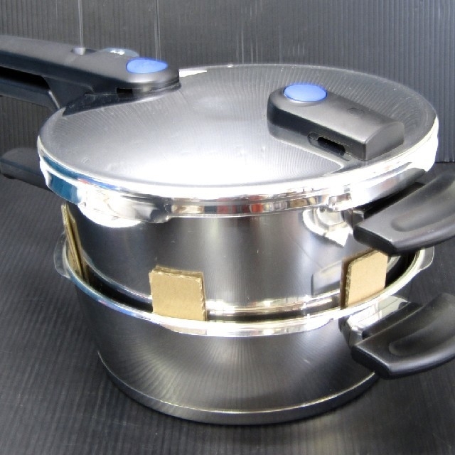 Fissler(フィスラー)のFissler 圧力鍋 IH対応セット 4.5L+スキレット2.5L+ガラスフタ インテリア/住まい/日用品のキッチン/食器(鍋/フライパン)の商品写真