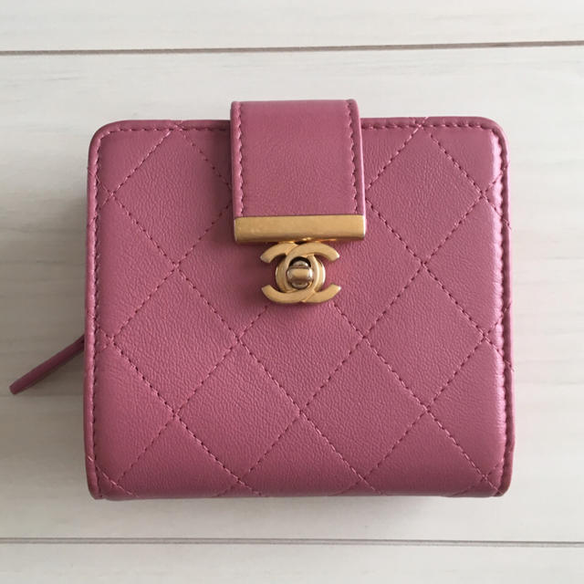 CHANEL - レア！CHANEL♡二つ折り財布♡ミニ財布♡ピンク♡ターンロック ♡折財布の通販 by bijou♡'sshop｜シャネルならラクマ