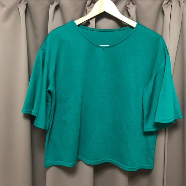 E hyphen world gallery(イーハイフンワールドギャラリー)のフリルカットソー 緑ティシャツ レディースのトップス(Tシャツ(半袖/袖なし))の商品写真