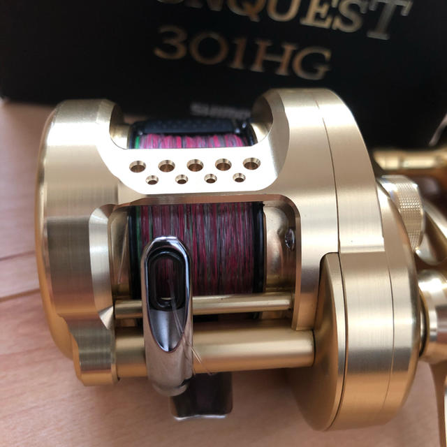 SHIMANO(シマノ)のオシアコンクエスト301HG美品 リブレEP40ハンドルノブ スポーツ/アウトドアのフィッシング(リール)の商品写真