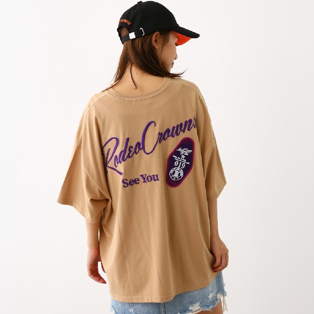 RODEO CROWNS WIDE BOWL(ロデオクラウンズワイドボウル)のベージュ KEY HOLDER TAGビッグTシャツ  安心の値札タグ付き正規品 レディースのトップス(Tシャツ(半袖/袖なし))の商品写真