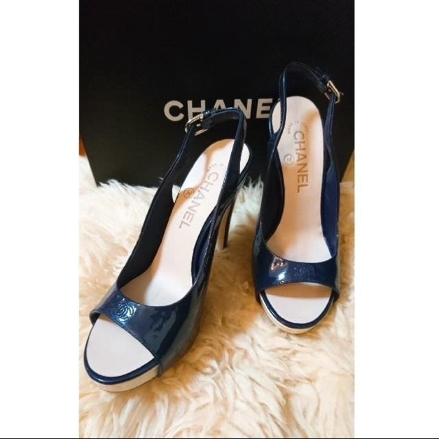 CHANEL(シャネル)のCHANEL シャネル エナメル サンダル パンプス 34.5  ネイビー  レディースの靴/シューズ(ハイヒール/パンプス)の商品写真