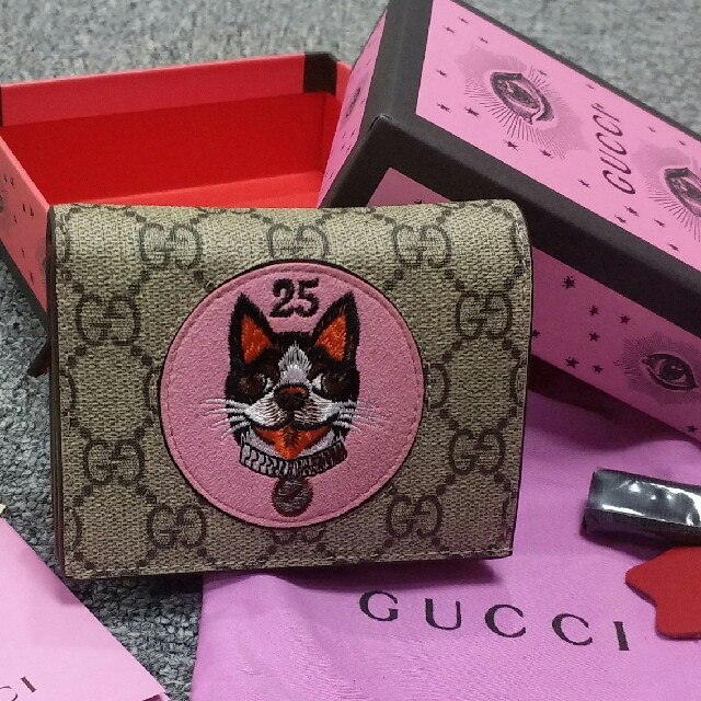 Gucci - 超美品Gucci　グッチ　二つたたみ　折り財布　可愛い犬　新品の通販 by みやン🍬's shop｜グッチならラクマ