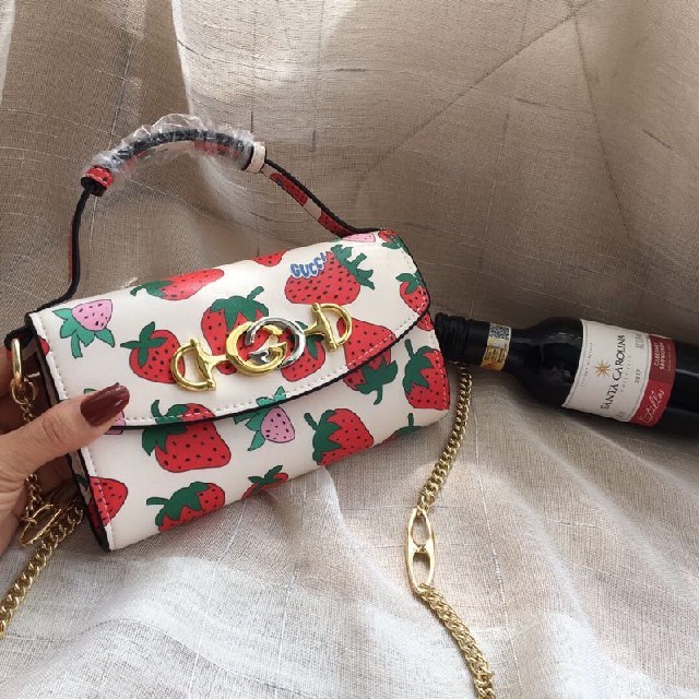 Gucci - GUCCI   ショルダーバッグ  いちご  超かわいいの通販 by fdgdaa's shop｜グッチならラクマ