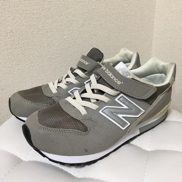 New Balance(ニューバランス)のnew balance 23cm 子どもkids スニーカー グレー キッズ/ベビー/マタニティのキッズ靴/シューズ(15cm~)(スニーカー)の商品写真