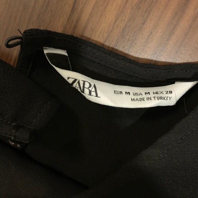 ZARA(ザラ)のZARAの黒のトップ レディースのトップス(シャツ/ブラウス(半袖/袖なし))の商品写真