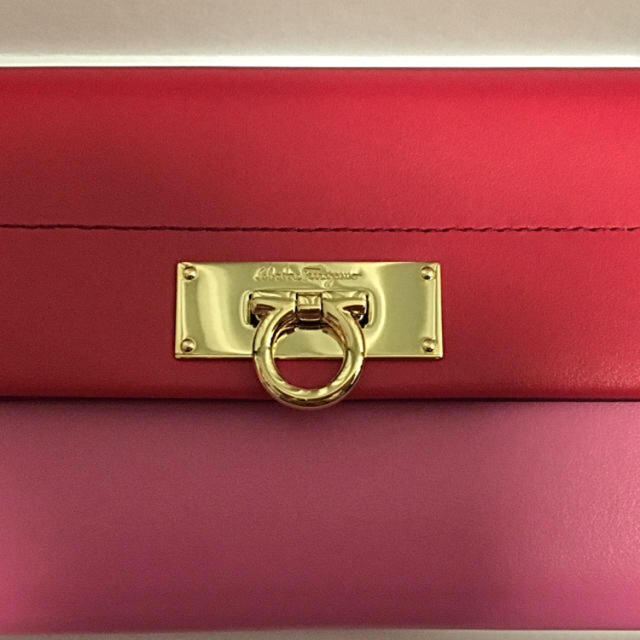 Salvatore Ferragamo(サルヴァトーレフェラガモ)のおちゃむ様専用【新品】フェラガモ  ピンク系バイカラー長財布 レディースのファッション小物(財布)の商品写真