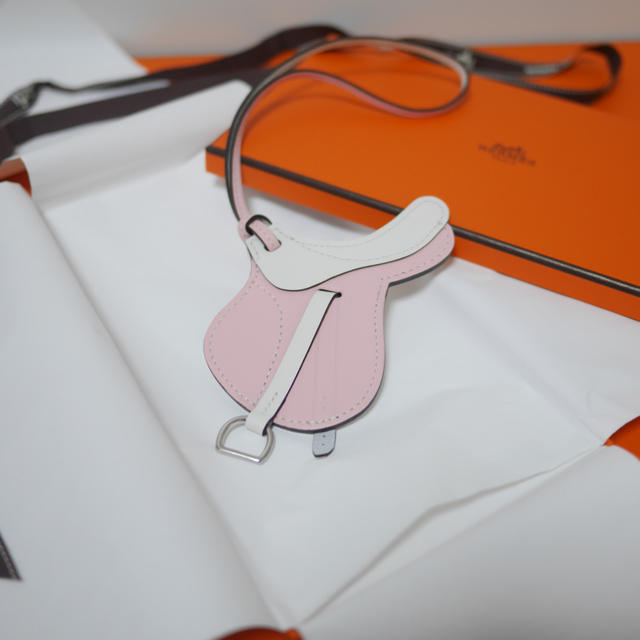 代引き手数料無料 Hermes ローズサクラ 鞍 チャーム 【新品未使用