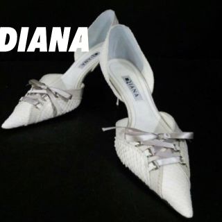 ダイアナ(DIANA)のダイアナ DIANA パンプス 23 美品 白 型押し加工 リボン レザー(ハイヒール/パンプス)