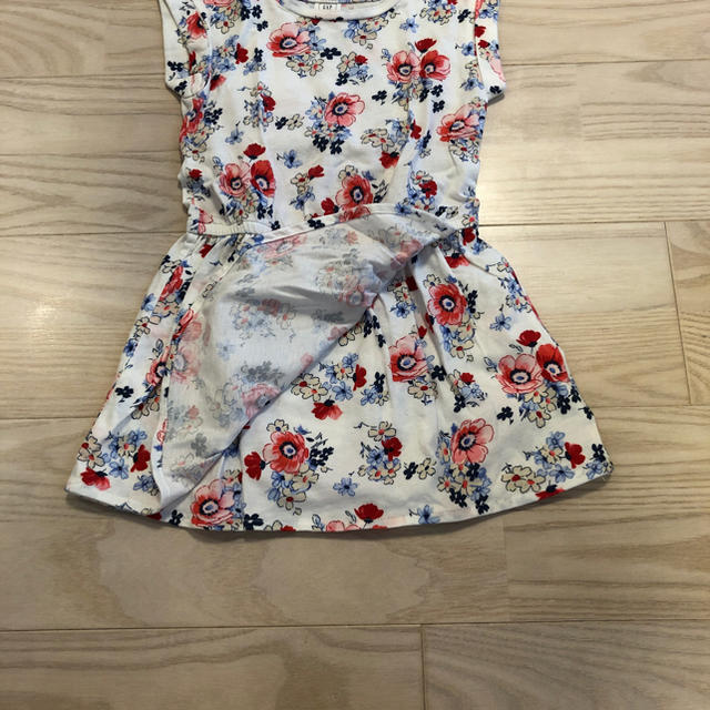 babyGAP(ベビーギャップ)のGAP baby花柄ワンピース100cm キッズ/ベビー/マタニティのキッズ服女の子用(90cm~)(ワンピース)の商品写真