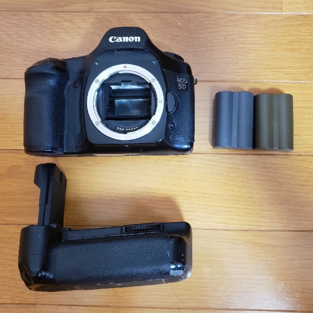 【動作品】初代EOS 5D + バッテリー×2 + バッテリーグリップカメラ