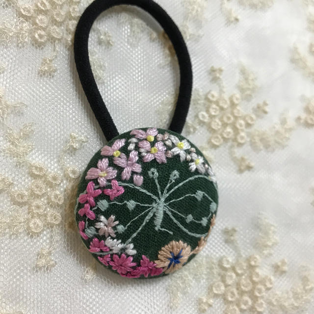 mina perhonen(ミナペルホネン)のハンドメイド 刺繍ヘアゴム グリーン ハンドメイドのアクセサリー(ヘアアクセサリー)の商品写真