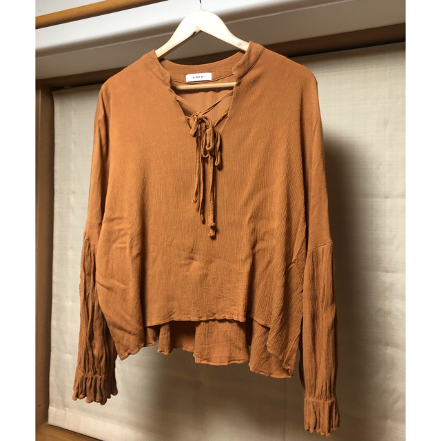 Ameri VINTAGE(アメリヴィンテージ)のMAm様 SHIRRING SLEEVE BLOUSE レディースのトップス(シャツ/ブラウス(長袖/七分))の商品写真