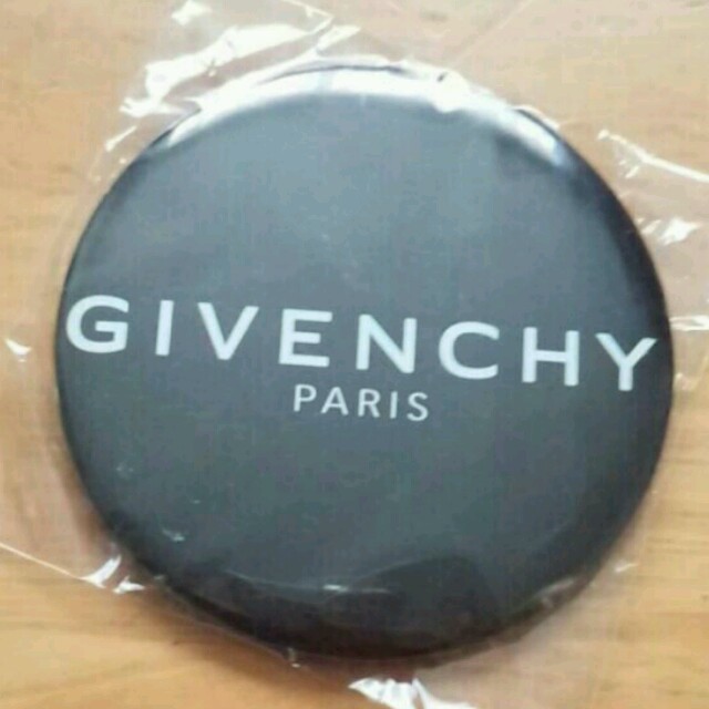 GIVENCHY(ジバンシィ)のGIVENCHY 特大 缶バッジ レディースのファッション小物(その他)の商品写真