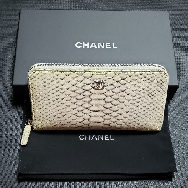 CHANEL - CHANEL　チェーンミー パイソン ウォレットの通販 by papillon's shop｜シャネルならラクマ