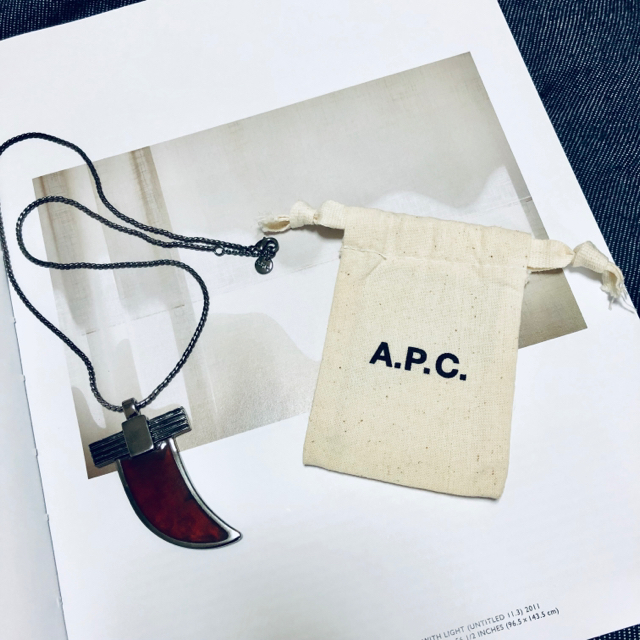 A.P.C(アーペーセー)の専用★A.P.C. アーペーセー 巾着付き ロゴ入りネックレス ペンダント メンズのアクセサリー(ネックレス)の商品写真