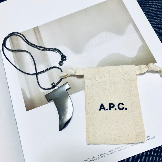 A.P.C(アーペーセー)の専用★A.P.C. アーペーセー 巾着付き ロゴ入りネックレス ペンダント メンズのアクセサリー(ネックレス)の商品写真