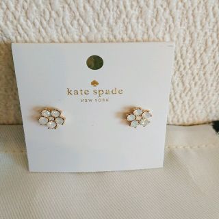 ケイトスペードニューヨーク(kate spade new york)の【新品】ケイト・スペード ピアス 花(ピアス)