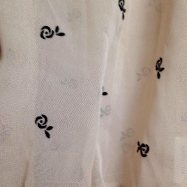 F i.n.t(フィント)の薔薇刺繍 ブラウス レディースのトップス(シャツ/ブラウス(半袖/袖なし))の商品写真