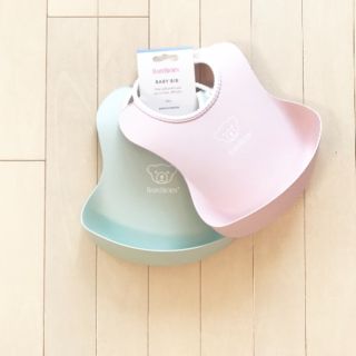 ベビービョルン(BABYBJORN)の新品✦ラスト1点 Baby Bjorn お食事スタイ(green&pink)2p(お食事エプロン)