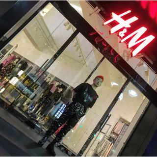 エイチアンドエム(H&M)のカワグチジン着用h&mパテントパンツ(その他)