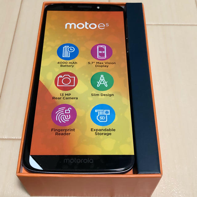 【新品】moto e5 Android スマホ simフリー グレー スマホ/家電/カメラのスマートフォン/携帯電話(スマートフォン本体)の商品写真