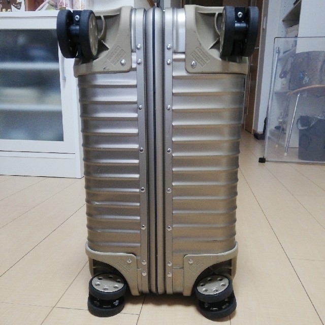 RIMOWA(リモワ)の【ナポレオン13さま専用】RIMOWAリモワトパーズチタニウム4輪スーツケース メンズのバッグ(トラベルバッグ/スーツケース)の商品写真