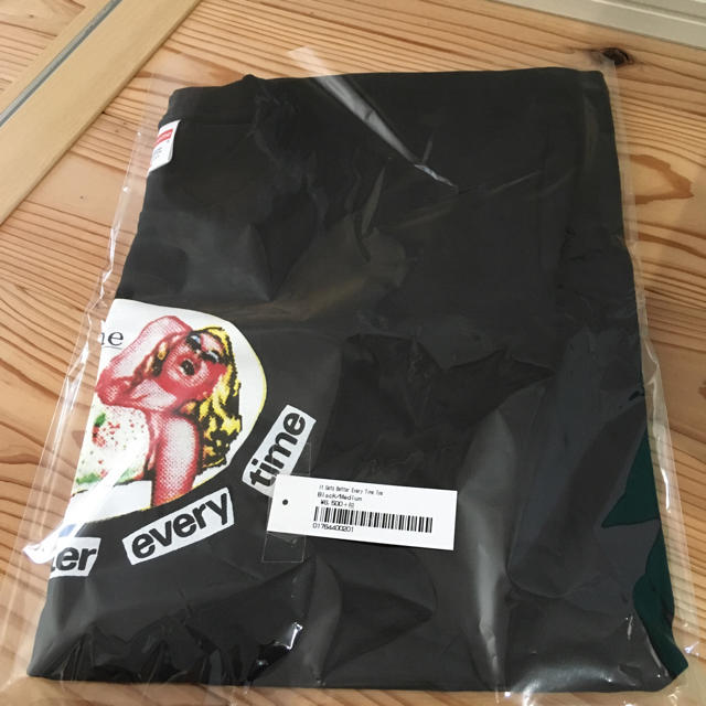 送料込み supreme tシャツ  It gets better every