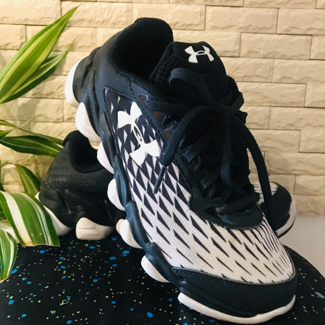 UNDER ARMOUR(アンダーアーマー)の★ Under Armour★キッズ23cmスニーカーadidasナップサック付 スポーツ/アウトドアのランニング(シューズ)の商品写真