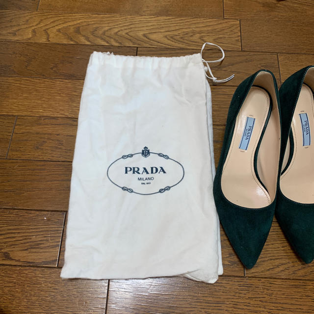 PRADA(プラダ)の【ぴこ様専用】PRADA 深グリーンスエードパンプス レディースの靴/シューズ(ハイヒール/パンプス)の商品写真