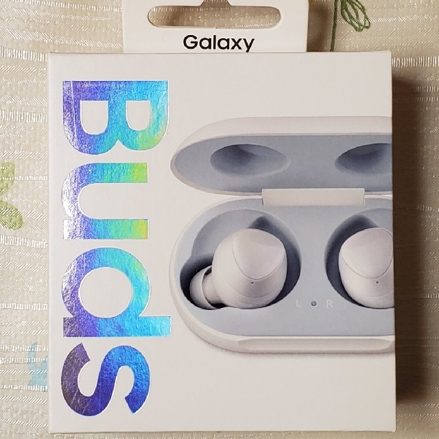 Galaxy(ギャラクシー)の【新品未開封】SAMSUNG Galaxy Buds ホワイト スマホ/家電/カメラのオーディオ機器(ヘッドフォン/イヤフォン)の商品写真