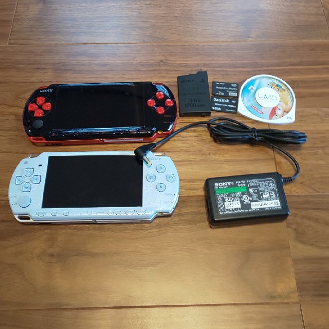 PlayStation Portable(プレイステーションポータブル)のPSP2000、3000本体、メモリースティック2GB、8GB エンタメ/ホビーのゲームソフト/ゲーム機本体(携帯用ゲーム機本体)の商品写真