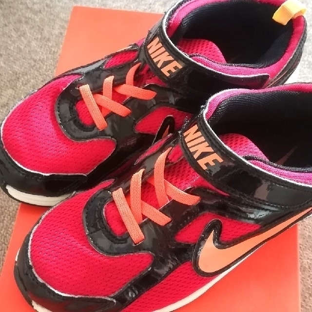 NIKE(ナイキ)の★ナイキ★21.5㎝おしゃれな人気のスニーカー キッズ/ベビー/マタニティのキッズ靴/シューズ(15cm~)(スニーカー)の商品写真