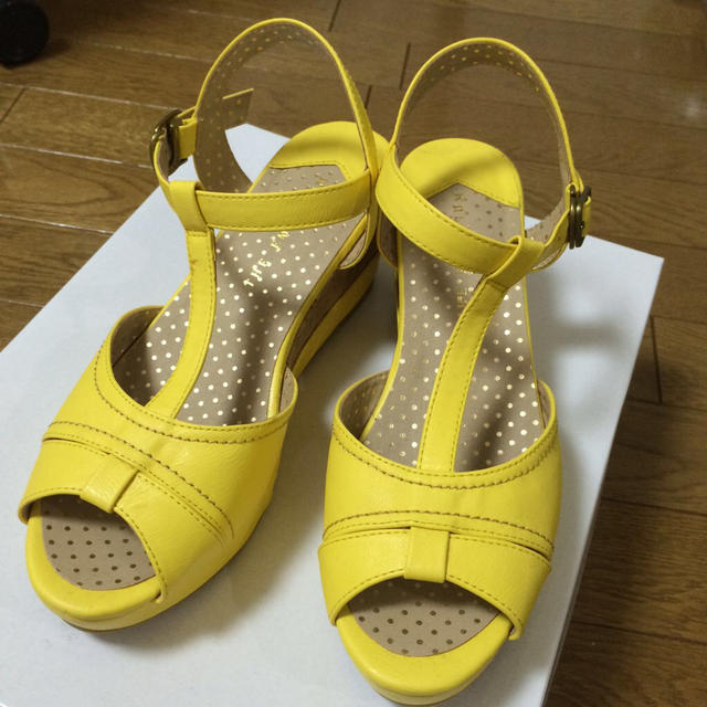 THE EMPORIUM(ジエンポリアム)の◎ウェッジソール 黄色 サンダル◎ レディースの靴/シューズ(サンダル)の商品写真