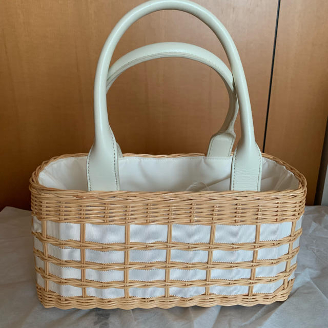 TOCCA(トッカ)のTOCCA FLOWER_RATTAN かごバッグ 花びらモチーフ レディースのバッグ(かごバッグ/ストローバッグ)の商品写真