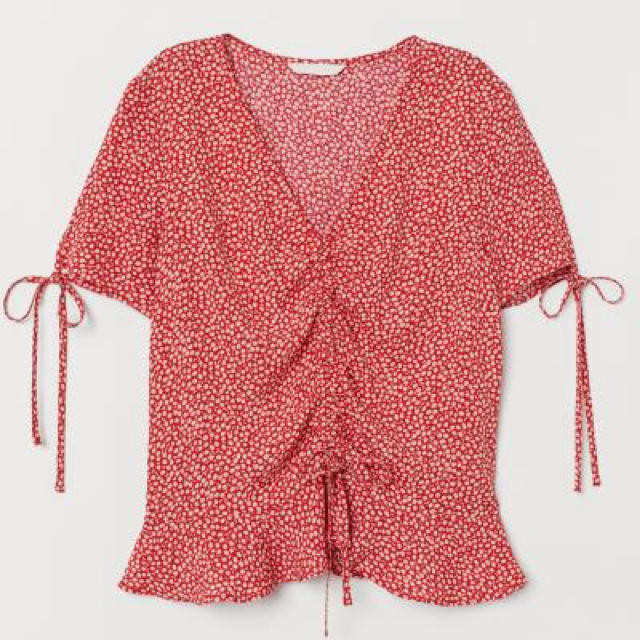H&M(エイチアンドエム)のH&M 花柄 レッド ブラウス レディースのトップス(シャツ/ブラウス(半袖/袖なし))の商品写真