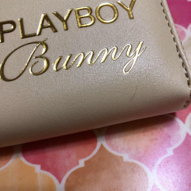 PLAYBOY(プレイボーイ)のPLAYBOY Bunny 長財布 ベージュ×ゴールド レディースのファッション小物(財布)の商品写真