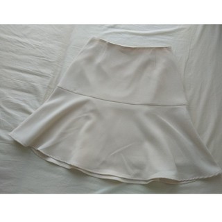 イネド(INED)のINED ホワイト 膝丈 スカート ビジネス フォーマル(ひざ丈スカート)
