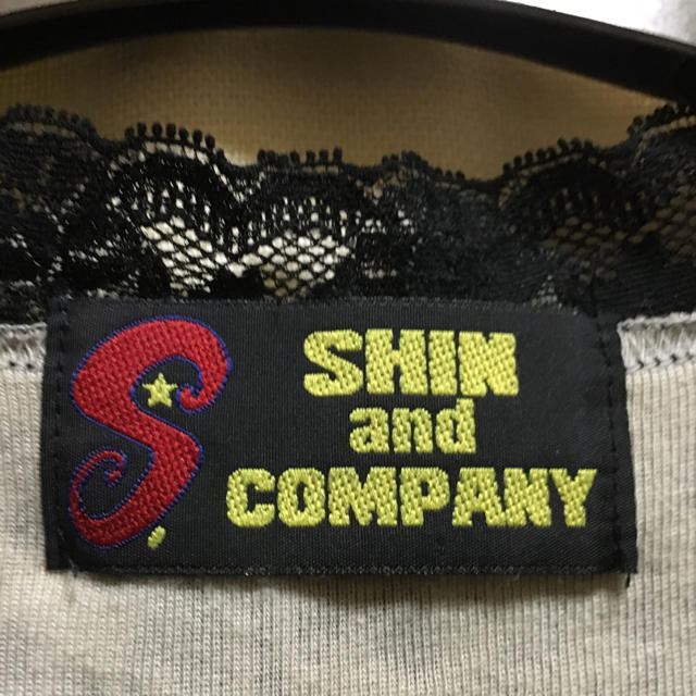 SHIN＆COMPANY(シンアンドカンパニー)のSHIN&CAMPANY 隠しスカル柄 レースつきタンクトップ レディースのトップス(タンクトップ)の商品写真