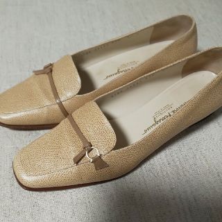 サルヴァトーレフェラガモ(Salvatore Ferragamo)のフェラガモのローヒールパンプス(ローファー/革靴)