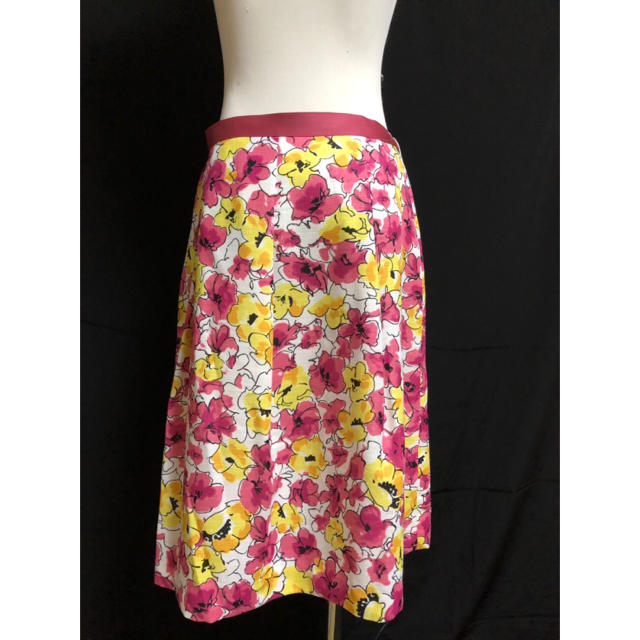 GALLERY VISCONTI(ギャラリービスコンティ)の新品 8割引きGALLERY VISCONTI ピンク花柄スカート レディースのスカート(ひざ丈スカート)の商品写真
