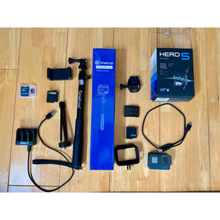 ゴープロ(GoPro)のGOPRO HERO5(micro SD、替えバッテリー、自撮り棒付き)(ビデオカメラ)