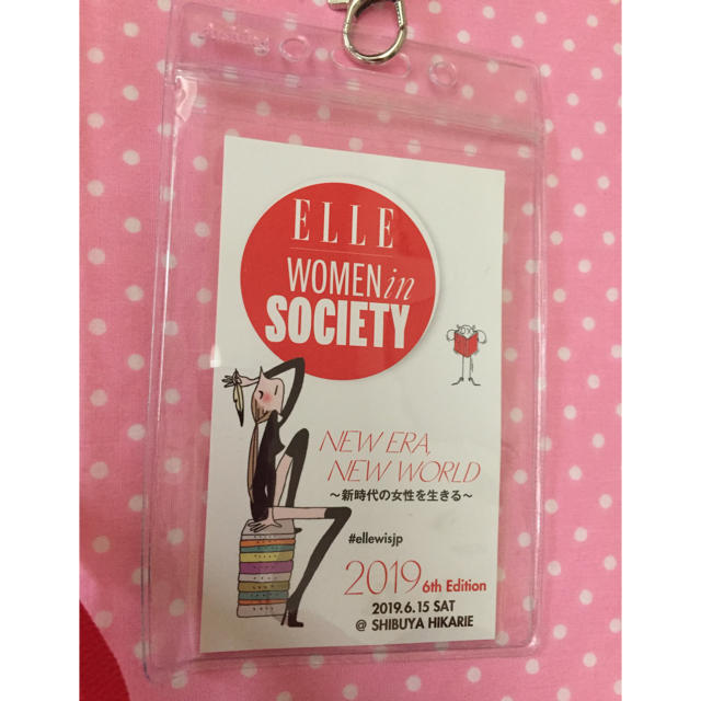 ELLE(エル)のELLE women in society 2019 限定ネームストラップ エンタメ/ホビーのアニメグッズ(ストラップ)の商品写真