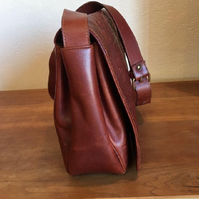 未使用　カービング　本革　イタリア製　ショルダーバッグ レディースのバッグ(ショルダーバッグ)の商品写真