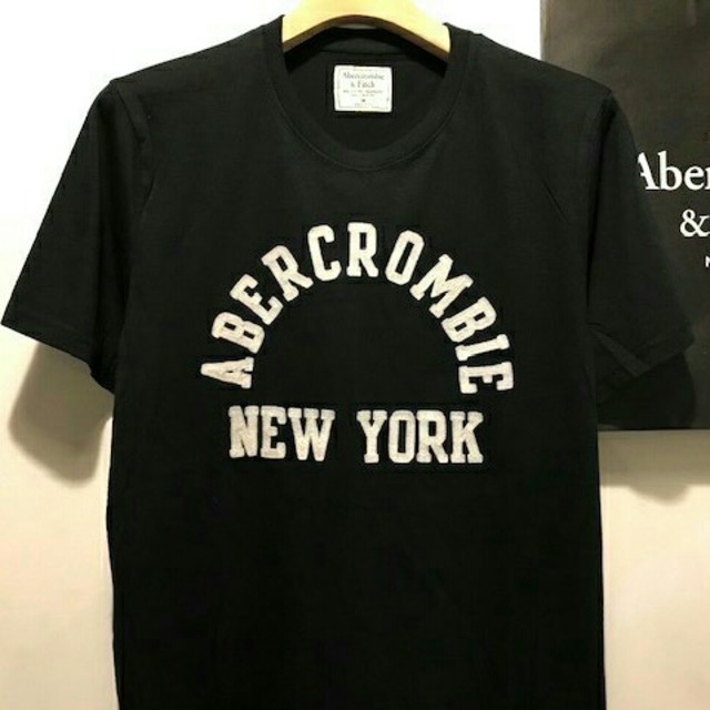 Abercrombie&Fitch(アバクロンビーアンドフィッチ)の【新品】アバクロ【Medium/Black 】アップリケTシャツ メンズのトップス(Tシャツ/カットソー(半袖/袖なし))の商品写真