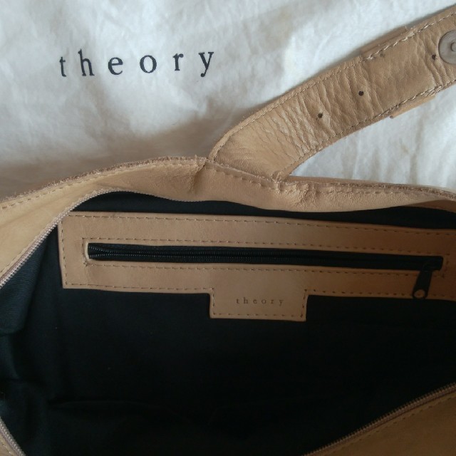 theory(セオリー)の美品　theory　本革ショルダーバッグ レディースのバッグ(ショルダーバッグ)の商品写真