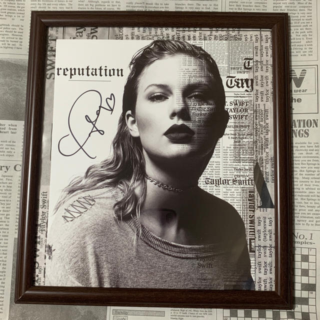 Taylor Swift 直筆サインポスター エンタメ/ホビーのタレントグッズ(ミュージシャン)の商品写真