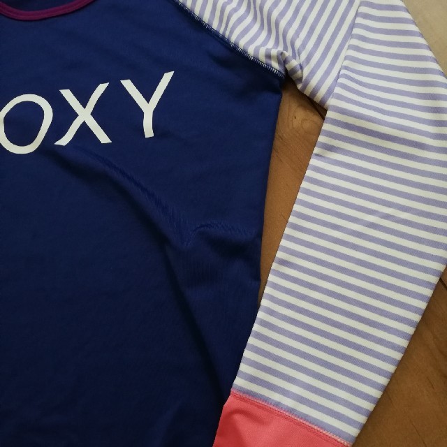 Roxy(ロキシー)のROXY　ロキシー　ラッシュガード　新品　レディースＬサイズ　サーフィン スポーツ/アウトドアのスポーツ/アウトドア その他(サーフィン)の商品写真