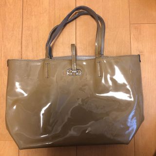 サルヴァトーレフェラガモ(Salvatore Ferragamo)のエナメルトートバック チェリー様専用(トートバッグ)